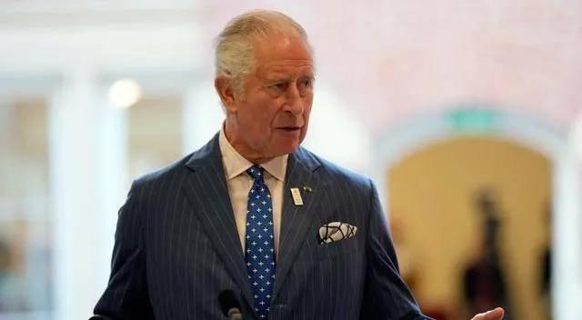查尔斯继位成为英国国王都21世纪了，英国为什么还有王室？
历史它老人家一路狂奔，