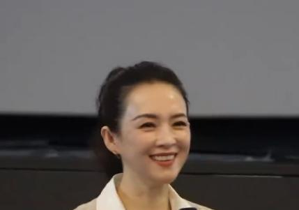 章子怡在50岁的边缘活出了最好的自己！
章子怡在《酱园弄》活动现场生图来了，非粉
