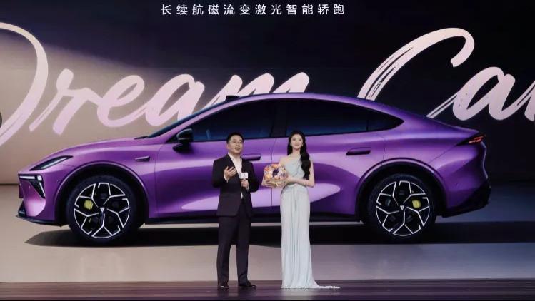 年轻人的第一台轿跑，深蓝L06正式上市，售价13.29万元起