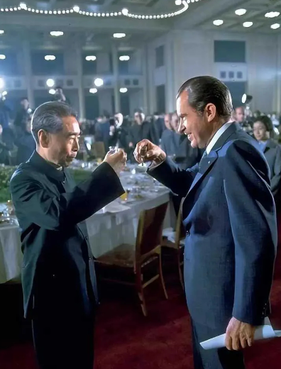 尼克松访华时，周总理与尼克松的一张合影，二人的酒杯有亮点！

1972 年 2 