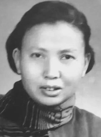 1941年，“双枪老太婆”莫林被俘，眼看就要被活埋。敌人问她：“你认识莫林吗？”