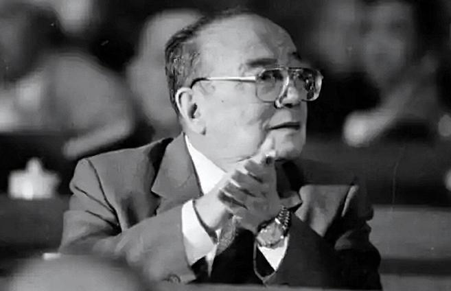 1985年裁军，昆明军区被撤，司令员张铚秀大感意外，政委：怎么办
1985年6月
