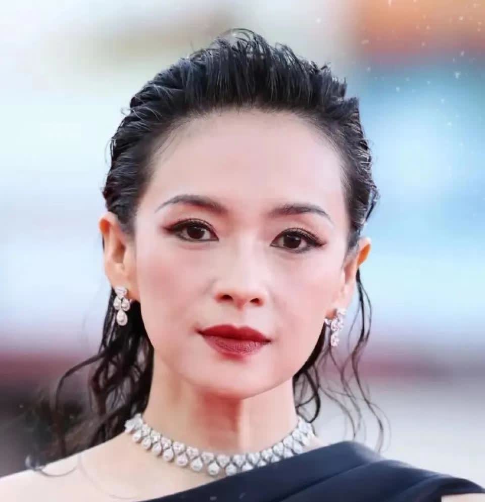 章子怡这次怕是悔得不行！

她放弃霍启山、
撒贝宁这样有钱有才、
帅气多