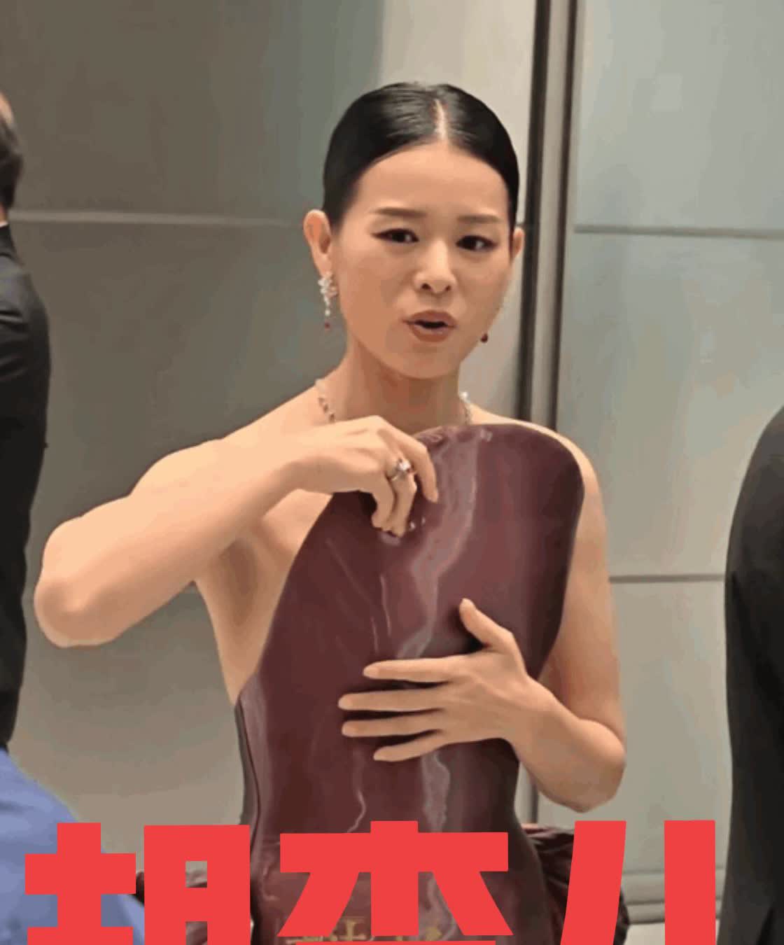 胡杏儿还是好保守，她怕礼服口口上走光，还专门塞满了卫生纸巾，我觉得可以换成鲜花更