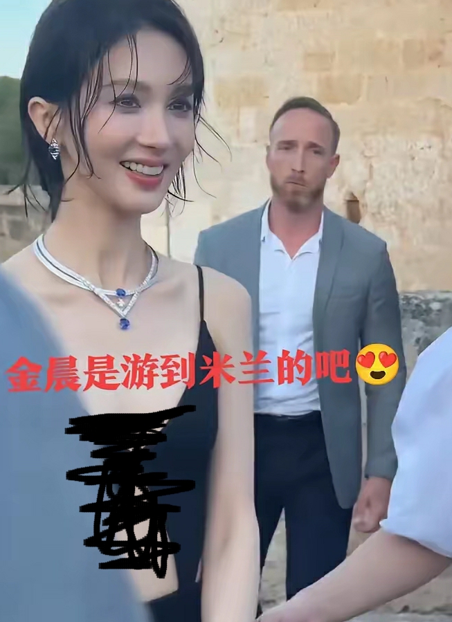都没认出来这是金晨，不像了，嘴也不歪了，比之前更好看了！猛一看，还以为她刚洗完澡
