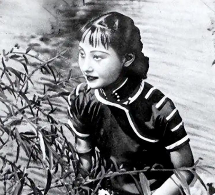 1978年，一伙人突然闯入一户农家，将张春莲带走，正当她丈夫发愣时，张春莲却淡定