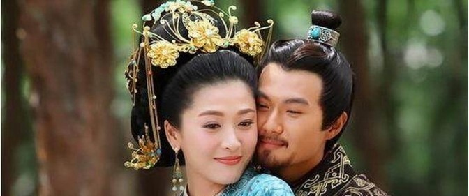 卫青32岁时，迎娶43岁已经三婚的寡妇平阳公主。洞房之夜，娇妻坐在榻上刚准备服侍