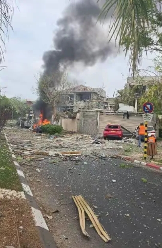 以色列中部城市被炸成一片废墟。

当地时间22日，以色列境内多地拉响新一轮防空警