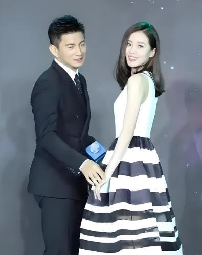 #吴奇隆刘诗诗一家三口同框现身# 刘诗诗吴奇隆带着儿子一家三口外出吃饭，饭毕后在