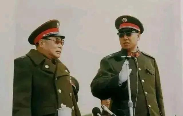 1986年济南军区阅兵场老照片：杨得志拍李九龙肩膀的3秒，藏着铁军100年的密码