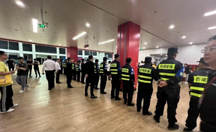 CBA总决赛G5，广厦94:92北京后，球迷通道发生冲突！
这种冲突真是让人感到