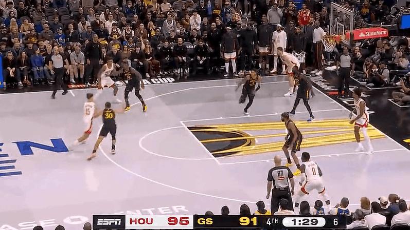 阿门-汤普森高难度空接上篮打进，火箭领先勇士4分