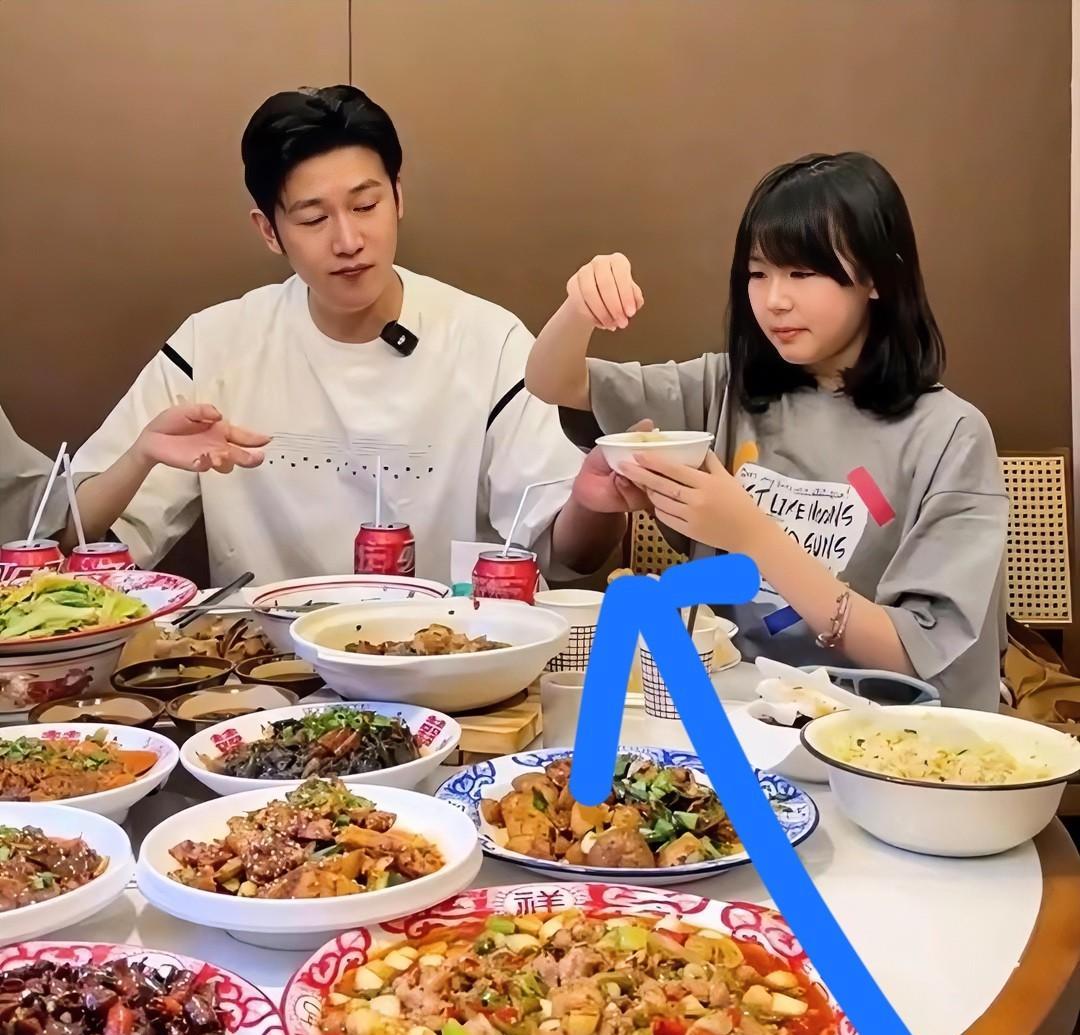 陆毅一家四口点了九个菜，
居然都能登上热搜？
有人说这是咸吃萝卜淡操心，可在我看