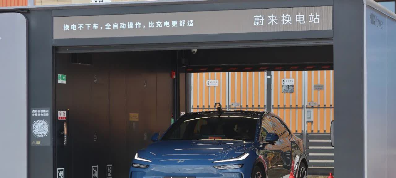 蔚来这财报真是让人五味杂陈！
去年狂亏224亿，比前年还多亏了8%，网上喷子们