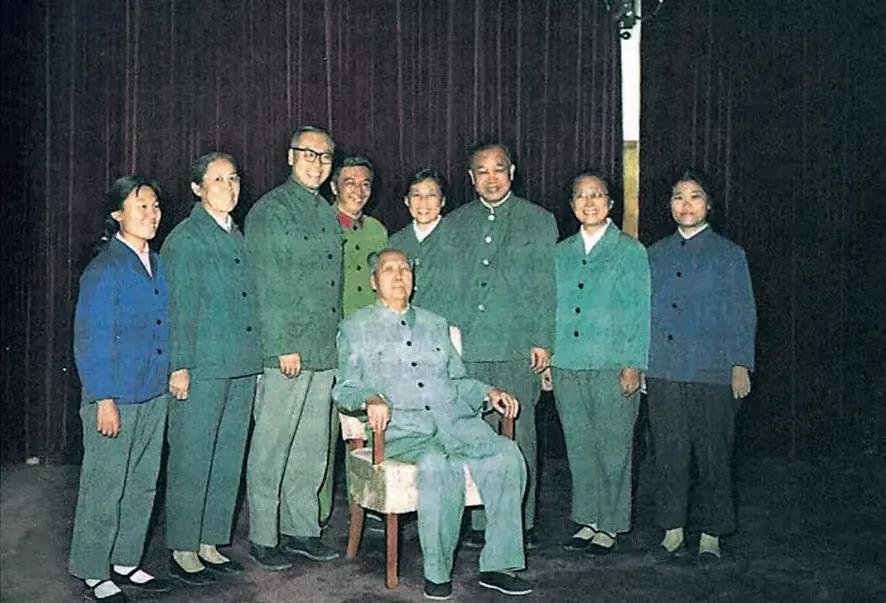 照片里，晚年的毛主席被眼疾困扰，却依旧身姿挺拔，气场强大。为了革命事业，他常年日