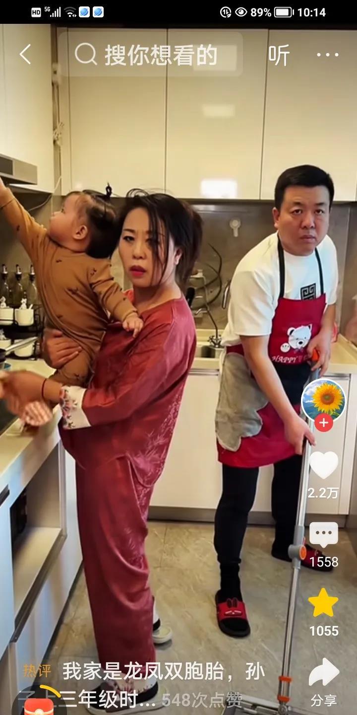 公婆来到儿媳妇家，带娃、做家务感觉特别的累。一天儿媳妇说：“妈呀！你们回去看店吧