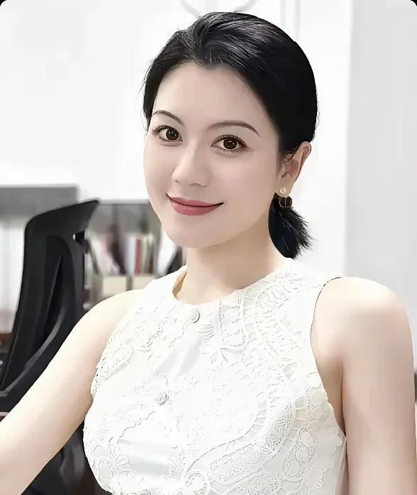 白衣如雪，
笑靥如花。