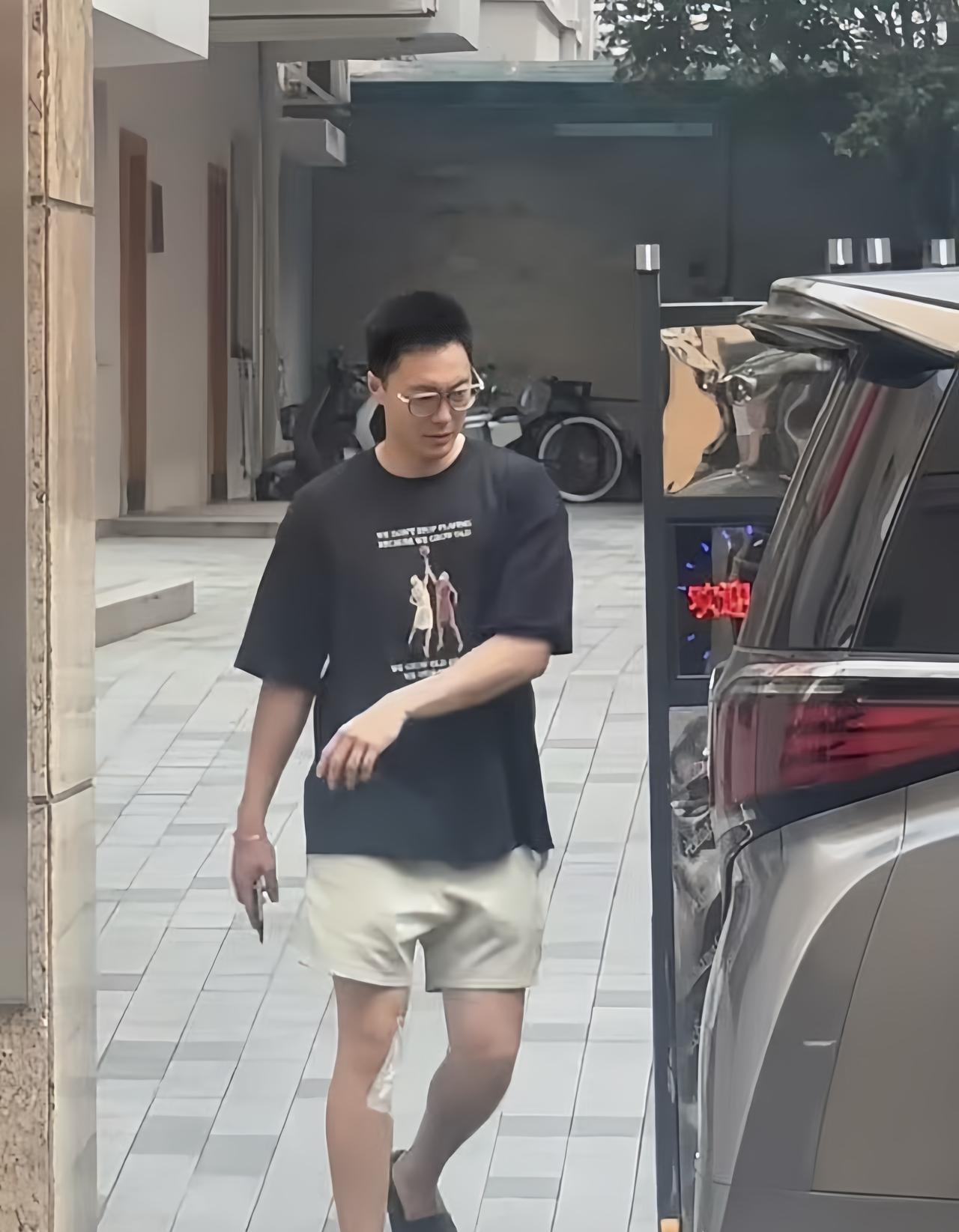 胡明轩从美国特训回来了哦！
胡明轩今天现身宏远男篮俱乐部，应该是出发前往汕头参加