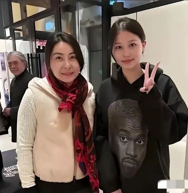 这一定是郭晶晶很勉强拍的一张照片吧？

看上去郭晶晶像是被旁边这位美女硬拉着拍的