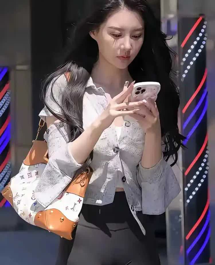 咋一看，还挺像女神高圆圆
