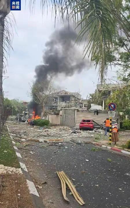 以色列中部城市被炸成一片废墟。
当地时间22日，以色列境内多地拉响新一轮防空警报
