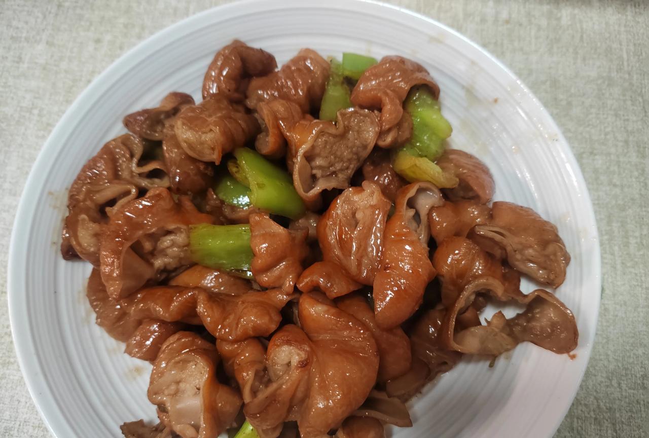人活着怎样才算幸福？
今早看见一个老太太，推车里坐着个娃，车把儿上挂着个瓜，老太