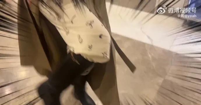 这不是古希腊掌管风衣的神嘛？[哇]让我看看里面穿了什么 是睡衣呀好可爱好实在好接