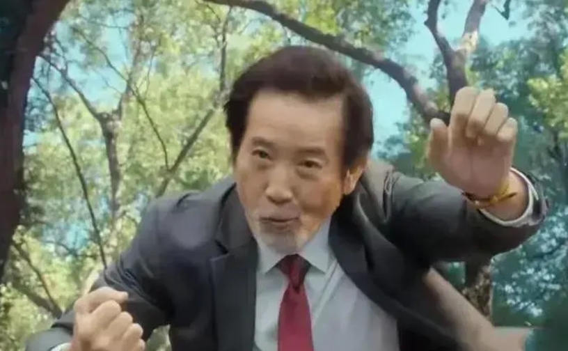 林青霞前男友秦汉复出拍戏！曾经辜负林青霞的秦汉已经79岁了，这样的高领老人依然复