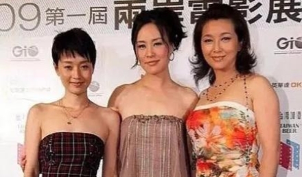 一次，邬君梅给江珊和马伊琍打电话：“姐妹们，速速出来一聚！”二人挂断电话，立刻出