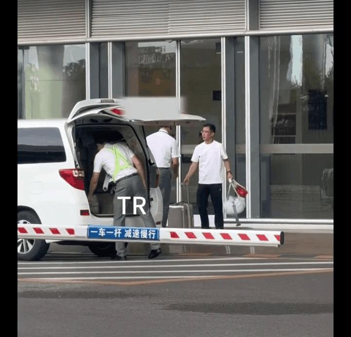 莎莎拎着肯德基出发了，真是一个合格的代言人！
工作人员手提肯德基的袋子，一眼就被