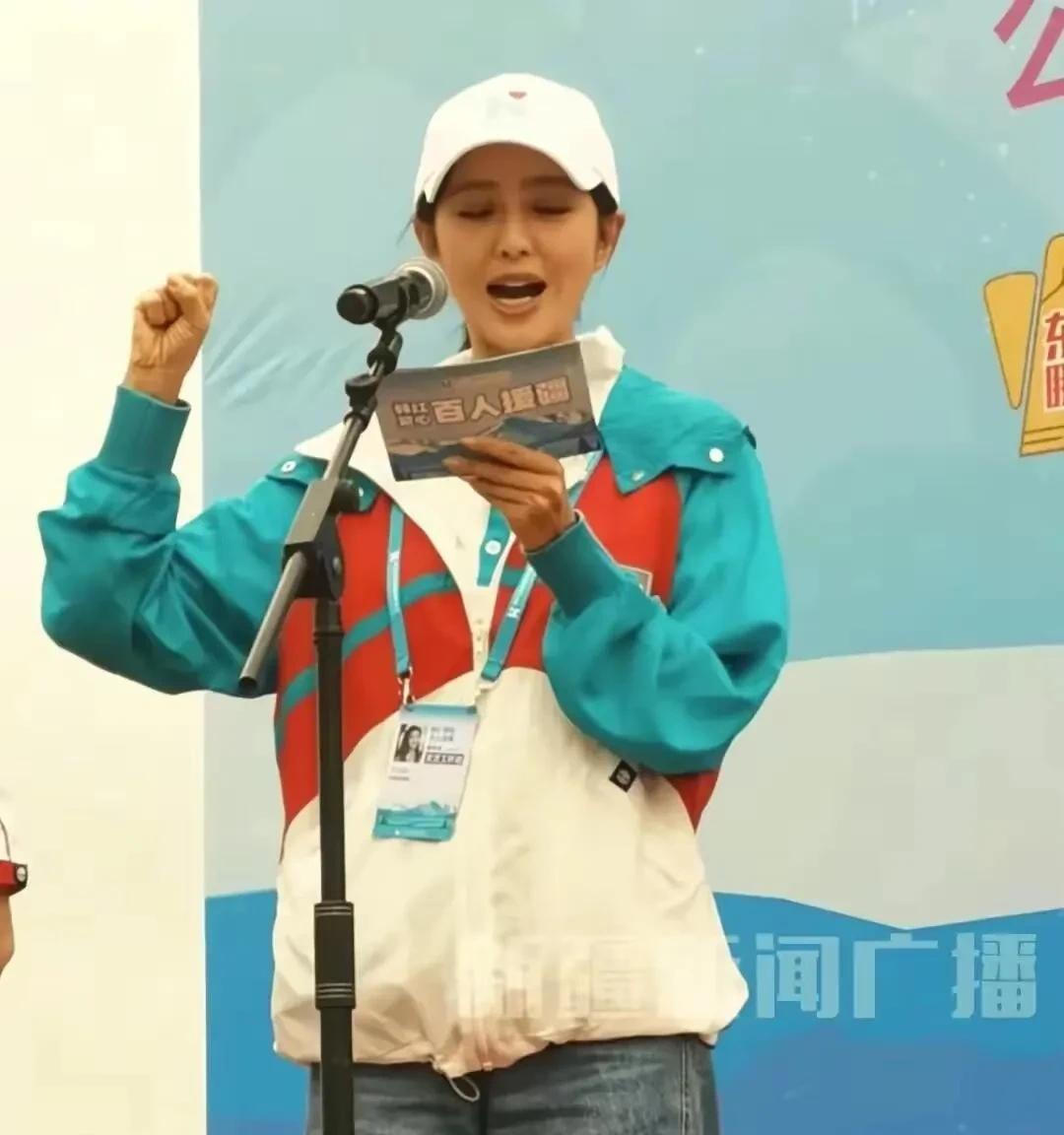 这次真的被佟丽娅圈粉了
不是因为她长的美
也不是因为她演技好，而是她真的很有爱心