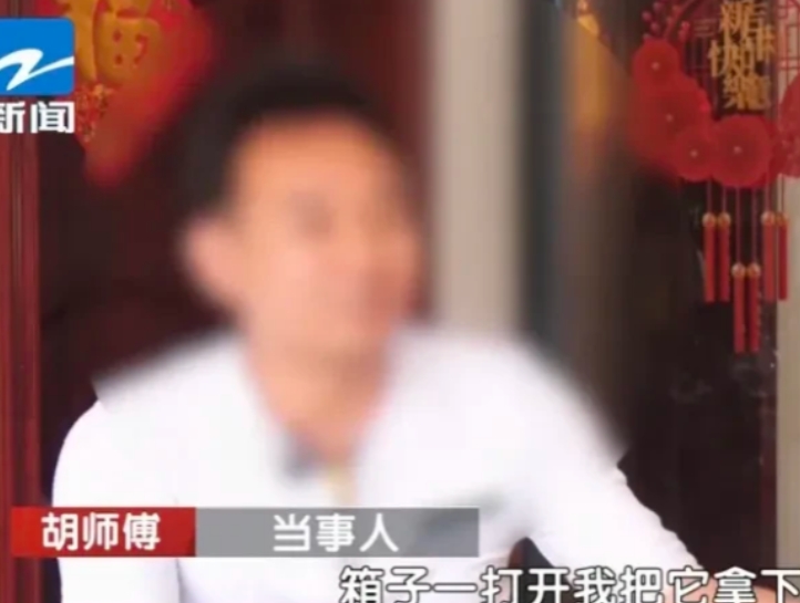 湖北襄阳，胡师傅的老父亲临终前省吃俭用攒下8万现金留给孙女读书。胡师傅打算存钱时