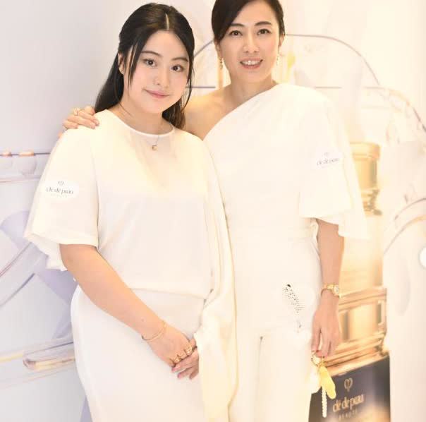 甘比携16岁爱女出席活动给足100分 倪晨曦追星表现兴奋老公不吃醋
     
