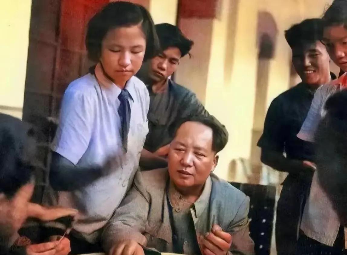 伟人，打扑克牌！这张照片，太珍贵了！
日理万机的主席，“偷得浮生半日闲”，和身边