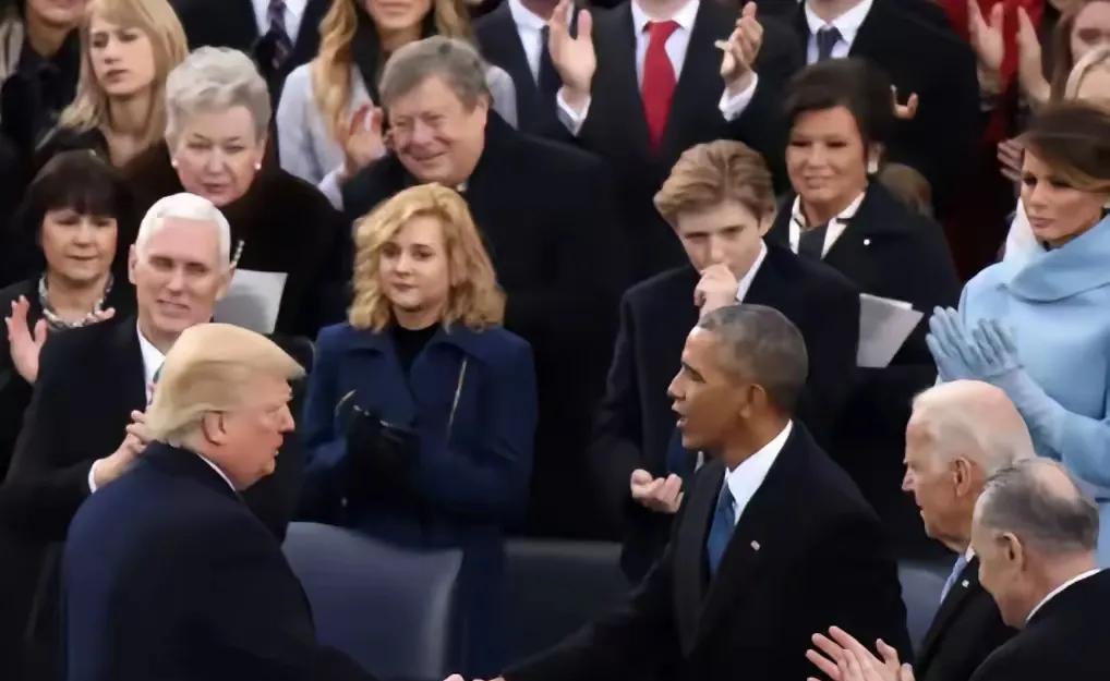 在美国举行的重大会议上，总是出现曾经总统的影子，包括克林顿总统夫妇，还有小布什夫