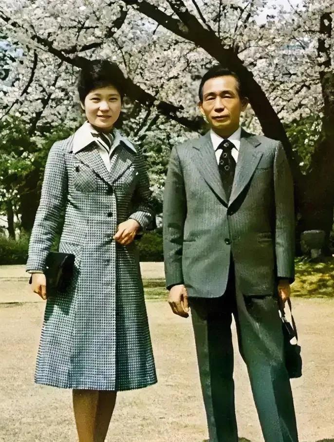 这才是朴槿惠年轻时真实的貌相，这是上世纪70年代初她与父亲的真实写照，那时候的她
