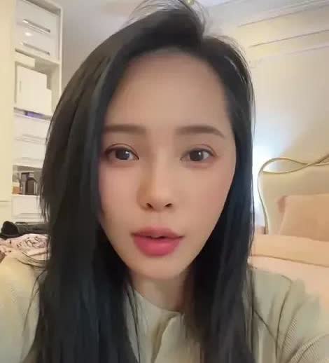 57岁的伊能静一度冲上了热搜不是和秦昊闹矛盾，而是因为长相问题！
前几天伊能静