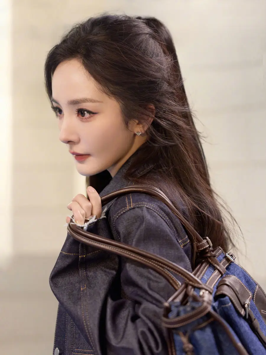 杨幂穿牛仔套装气质优雅松弛大方 公主风披发又甜又酷