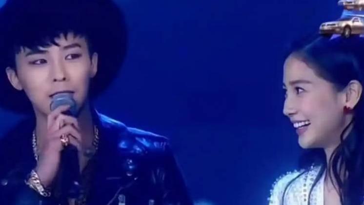 权志龙演唱会现顶级追星名场面：高圆圆与 baby 打破形象疯狂打 call