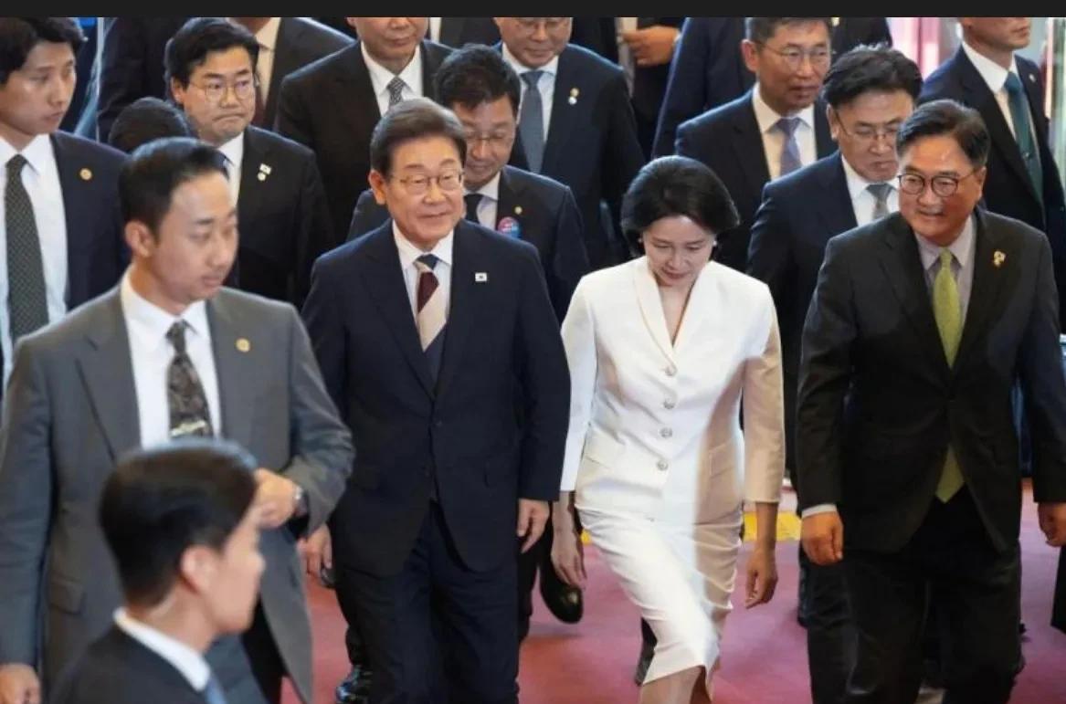 李在明最早今天与特朗普通电话
消息人士透露，韩国新任总统李在明最早或在星期三（6