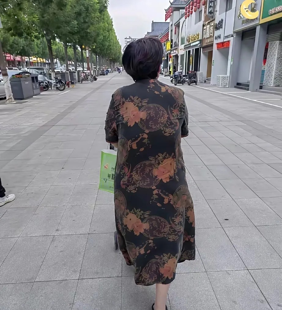 真被我老婆气到了！她都五十好几了，非要花两千多买条裙子。怎么劝都不听，坚持说穿着