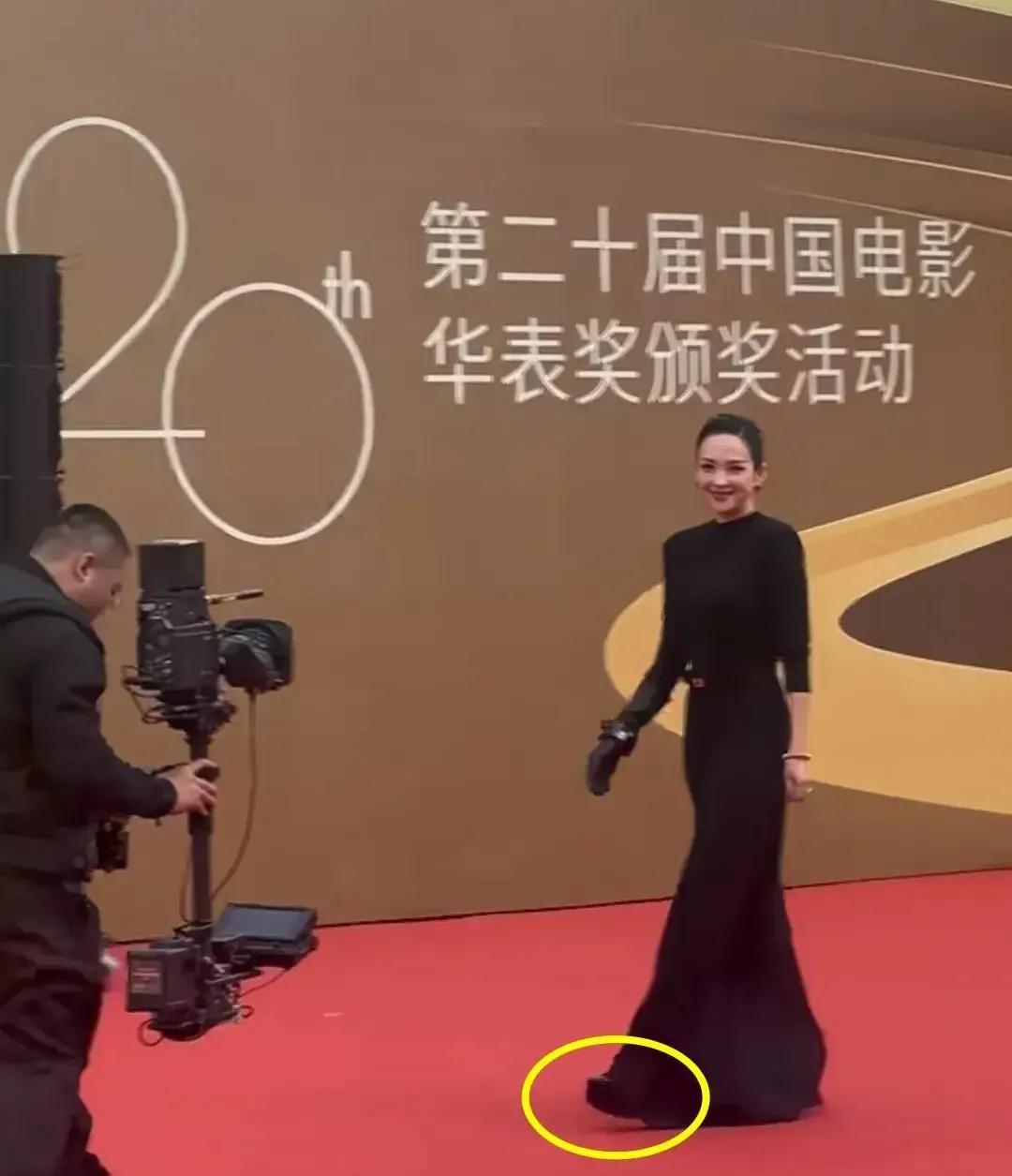 章子怡在2025年4月27日的第二十届中国电影华表奖上意外摔倒，她的经纪人纪灵灵
