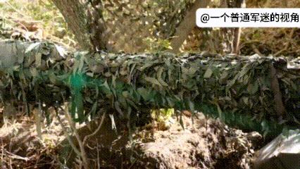 扎波罗热前线，俄军东正教一名随军牧师给一门2S19自行火炮进行开光（洒圣水祈福）