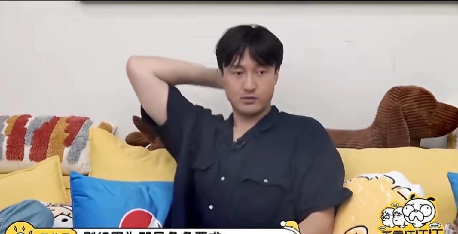 王传君自曝自己上节目不化妆原因
综艺里李雪琴好奇的问王传君：“我得问问，你经纪人