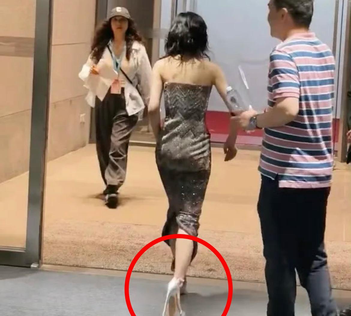 张子枫为什么要穿这么高的高跟鞋？
我专门去查了查，原来是为了搭配她穿的礼服。
要