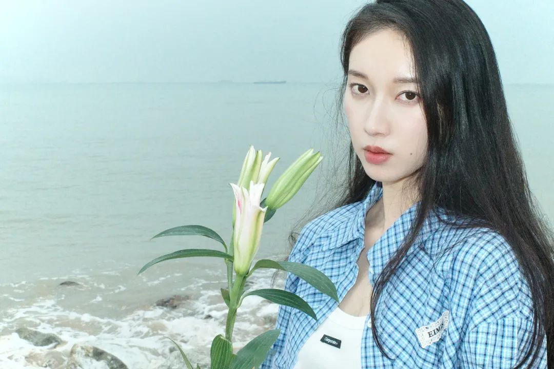 刘令姿海边大片释出！文艺风拉满