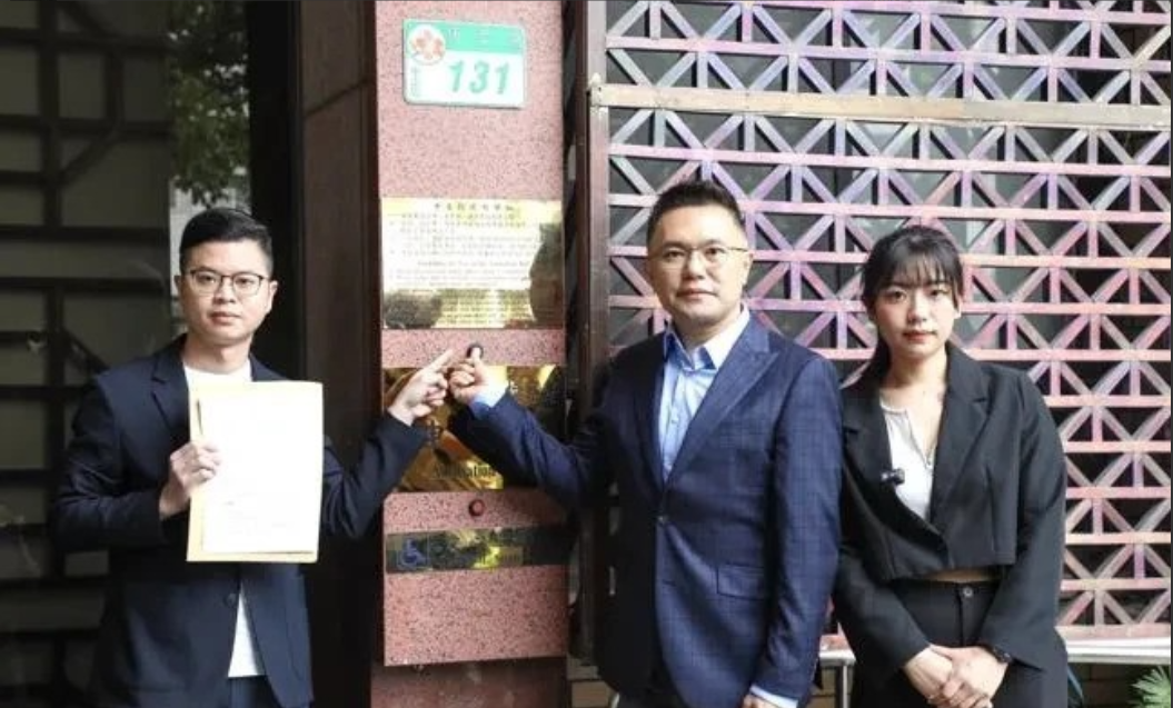 民进党现在是装都不装一下，霸王硬上弓，看不惯直接抓人。

国民党那个台北市议员张