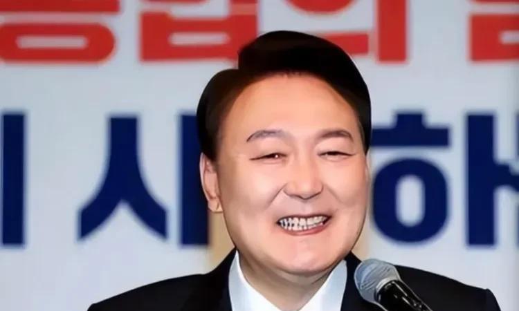 尹锡悦很可能要逆风翻盘了！
就在前天，3月10日，随着尹锡悦被释放后，执政党支持
