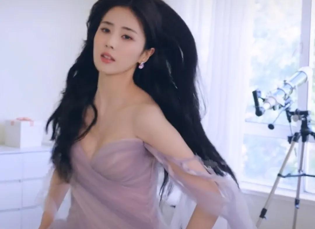 她真的很值得， 越来越优秀   尽人事听天命的豁达  认真的态度  善良的本性 