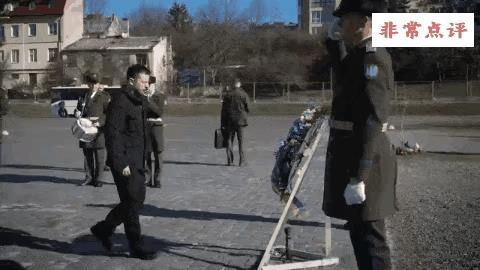 泽连斯基不愧是演员，在媒体面前为战死的士兵献花圈，这一跪直接把他的支持率拉高了1